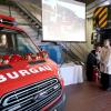 Am Samstag wurden bei der Freiwilligen Feuerwehr Burgau drei Fahrzeuge und Geräte gesegnet. Der Segen kam jedoch nicht aus dem Weihwasserkessel, sondern mit Burgaus evangelischem Pfarrer Peter Gürth (pumpend) und Stadtpfarrer Simon Stegmüller (spritzend). 	