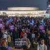 «Der Staat ist nicht euer Spielzeug»: Demonstranten mit Transparenten und Fahnen in Tel Aviv..