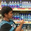 Auf den Fidschi-Inseln kostet der Liter Wasser nur wenig. Im Ausland aber müssen für Fiji Water fünf Euro bezahlt werden - und deutlich mehr. 