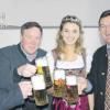 Bierkönigin Barbara Stadler besucht die Storchenbrauerei – und stößt mit (von links) Hans sen. und Hans Roth jun. sowie Franz Josef Pschierer an. 