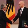 Alexander Gerst hat von Bundespräsident Joachim Gauck das Bundesverdienstkreuz verliehen bekommen. Seine Auszeichnung erhielt der Raumfahrer am Dienstag auf Schloss Bellevue.