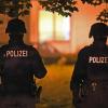 Polizisten sichern ein Wohnhaus in Chemnitz ab. Gefahndet wird aktuell nach einem terrorverdächtigen Syrer. 