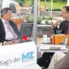 Auf der Terrasse des Stadtcafés Moschner diskutierte MZ-Redaktionsleiter Johann Stoll (Mitte) mit Dr. Egon Happach-Gubi (links) und Manfred Gittel. Später verlagerte sich der Lesertreff wetterbedingt ins Innere des Cafés.  