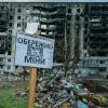 Ein Schild vor einem zerstörten Gebäude in Borodjanka warnt nach Abzug russischer Truppen vor Tretminen. Aus der Stadt schickt der ukrainische Präsident Selenskyj eine Videobotschaft.