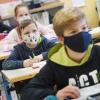 Schüler müssen jetzt auch an ihrem Platz Mund-Nasen-Schutz tragen. 