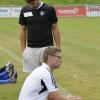 Besorgte Mienen gab es beim FC Günzburg (hier Trainer Robert Nan stehend und sportlicher Leiter Dirk Buchner) zuletzt wegen einiger Personalsorgen.