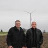 Den Bau konnten sie nicht verhindern, jetzt wollen Johannes Mayer (links) und Bernd Huhnt die Nachtabschaltung der Windräder bei Laimering erreichen. Für Mayer sind nur Abstände über 2000 Meter gesundheitlich unbedenklich. 	