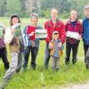 Auf Artenvielfalt und landwirtschaftlichen Ertrag bewerteten gestern (von links) Johannes Enzler, Inge Steidl, Marion Ruppaner, Dr. Andreas Zehm (2. von rechts) und Dr. Gisbert Kuhn (rechts) die Wiese des Holzheimers Johann Demharter (3. von rechts, mit Sohn Benedikt). Die Wiese im Himmelreich nimmt an der sogenannten Wiesenmeisterschaft teil. 