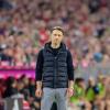 Niko Kovac, Trainer vom FC Bayern München, steht mit hängenden Schultern am Spielfeldrand.