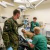 Ärzte und Sanitäter der Bundeswehr proben beim Auslandseinsatz in einem Feldlazarett in der kosovarischen Stadt Prizren den Ernstfall. Bald könnten die Soldaten Corona-Patienten in Deutschland versorgen.  	