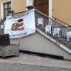 November 2018: Ein Transparent und Plakate hingen am Samstagmorgen an der Treppe vor dem Donauwörther Rathaus. Zudem stand dort ein Behälter mit einem Fass.