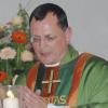Pfarrer Jürgen Amerschläger zelebriert seinen ersten Gottesdienst in der Pfarrkirche von Bissingen.