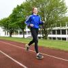 Auf der Laufbahn an der Eberlin-Mittelschule in Jettingen bereitet sich Sonja Blöchl auf die von 30. Juli bis 1. August 2021 stattfindende Deutsche Meisterschaft in Rostock vor. Über 400 Meter möchte die 16-Jährige aus Freihalden dort schneller laufen als jemals zuvor. 	