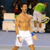 Immer raus mit der Freude. Djokovic weiß nicht wohin mit den Emotionen. Im Hintergrund packt Rafael Nadal bereits seine Tasche.