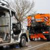 Ein schwerer Unfall hat sich am Mittwoch zwischen Lauingen  und Veitriedhausen  ereignet: Ein Transporter fuhr ungebremst auf einen Lastwagen der Straßenmeisterei auf.