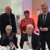 Die drei aktiven Neusässer Bürgermeister gratulierten Manfred Nozar zum 80. Geburtstag (mit Ehefrau, beide sitzend, von links): Wilhelm Kugelmann, Susanne Höhnle, Richard Greiner.