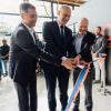 Oberbürgermeister Kurt Gribl eröffnet die gläserne Fabrik von German Bionic in Augsburg .Mit dabei sind Geschäftsführer und Gründer Peter Heiligensetzer und Armin G. Schmidt.