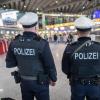 Das Archivfoto zeigt Bundespolizisten am Frankfurter Flughafen.