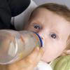 Die EU hat die Chemikalie Bisphenol-A in Babyfläschchen bereits verboten. Jetzt wird bekannt: Sie kanna uch Fettleibigkeit verursachen. (Bild: dpa)