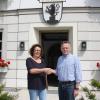 „Verbinden“„Bester Start“ für Wiedergeltingen: Bürgermeister Norbert Führer begrüßt mit Birgit Möller die neue Quartiersmanagerin. Ab Montag nimmt sie im Rathaus ihre Arbeit auf. 