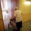 Rentnerin im Altenheim: Die Bundesbürger werden immer älter und bekommen deshalb immer länger Rente (Symbolbild). dpa