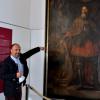 Museumsleiter Dr. Michael Teichmann zeigt auf ein Porträt von Heinrich II., eine Leihgabe des Studienseminars Neuburg. 	