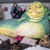 Kirstin und Marc Langrock neben der Nachbildung der Kinofigur "Jabba" in einer der 29 nachgebildeten Set-Szenen aus unterschiedlichen Filmen der Star Wars Serie.