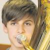 Er ist 13 Jahre jung und bekennender Tuba-Fan: Der Kötzer Benedict Waldmann spielt seit sieben Jahren sein Traum-Instrument. Bei seiner zweiten Teilnahme im Solo-Duo-Wettbewerb marschierte er vom Regional- zum Landeswettbewerb und sicherte sich mit 97 von 100 Punkten den Landessieg.  