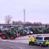 Schon früh machten sich Landwirte aus dem Landkreis auf den Weg nach Nördlingen zum Protest. Der Verkehr staute sich auf der B25 und in der Innenstadt. Über 1000 Traktoren waren auf der Kaiserwiese.