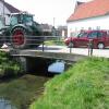 Brückenvergleich: Auf dem linken Bild ist noch die alte Aufbachbrücke zu sehen. Auf dem rechten Bild sieht man, wie die neue Brücke gestern Vormittag unter anderem von Bürgermeister Willy Lehmeier eingeweiht wurde. 