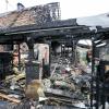 Am Tag nach dem Brand sind die gewaltigen Schäden am Wohnhaus zu sehen.