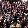 In der Jakobskirche in Oettingen erlebten die Besucher eine glanzvolle Aufführung des „Weihnachtsoratoriums (Teil I-II)“ von Johann Sebastian Bach. Der Kammerchor und das Bachorchester Oettingen vollbrachten zusammen mit vier jungen Gesangssolisten aus Würzburg eine bemerkenswerte Gesamtleistung. 	