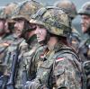 Eine Bundeswehrsoldatin mit ihren Kameraden in Litauen. Mit dem Wegfall der Wehrpflicht muss die Truppe mehr denn je um ihren Platz kämpfen – und geht nun in die Offensive.