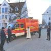 Auf dem Rehlinger Rathausplatz erhielt das neue Feuerwehrfahrzeug den kirchlichen Segen durch Pater Thomas (Bildmitte).