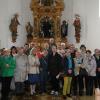 Die Teilnehmer in der Leonhardskapelle in Balzhausen.  	