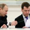Enge Berater: Zwischen Russlands neuen und alten Premierminister Dmitri Medwedew (rechts) und den designierten Präsidenten Wladimir Putin passt kein Blatt. 