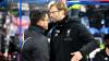 Die Fußballtrainer David Wagner (l) und Jürgen Klopp begrüßen sich vor einem Spiel.