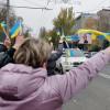 Hupende Autokorsos, ukrainische Fahnen überall: Die Menschen von Cherson feiern ihre Befreiung.
