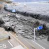 Die Wellen des Tsunamis sind bis zu 13 Meter hoch und überragen nahezu alle Schutzmauern an der Küste und am Atomkraftwerk.