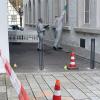 Die Kripo sicherte am Samstagmorgen Spuren in Giengen: In der Nacht waren vor dem Giengener Rathaus die israelische und die ukrainische Flagge entwendet worden. Zudem wurden Scheiben beschädigt. 