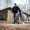 Die Ermittler setzen Artus ein - einen Schäferhund, der auf die Suche nach Datenträgern spezialisiert ist.