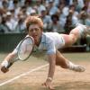 Der 17-jährige Boris Becker hechtet während des Turniers in Wimbledon im Juli 1985 hinter einem Ball her (Archivfoto vom Juli 1985). Als jüngster Spieler und erster Deutscher überhaupt gewann der ungesetzte Boris Becker am 7. Juli 1985 spektakulär in vier Sätzen das Wimbledon-Finale gegen den Südafrikaner Kevin Curren.	