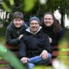 Gute Nachrichten für Matthias Mark aus Meitingen: Für den an Leukämie erkrankten wurde ein Stammzellenspender gefunden. Mit im Bild seine Frau Tanja und sein Sohn Sebastian.