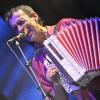 Hubert von Goisern wie man ihn kennt, mit Ziehharmonika und Mikrofon. Im Bild bei einem Auftritt in Offenbach am Main 2008.