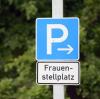 Ein Mann aus dem Rheinland war in Eichstätt zu Besuch und störte sich so an einem Frauenparkplatz, dass er nun dagegen klagt.