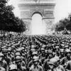 Lange herbeigesehnt: US-amerikanische Truppen marschieren nach der Befreiung über die Champs-Élysées in Paris.