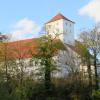 Die kahl werdenden Bäume geben einen Blick auf das Friedberger Schloss frei, dessen Sanierung sich nun dem Ende zuneigt.