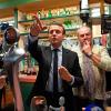 Ein Bild aus dem Wahlkampf: Spürt Emmanuel Macron die Skepsis, die den Besuchern einer kleinen Bar im nordfranzösischen Bully-les-Mines förmlich ins Gesicht geschrieben steht?