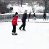 Der Wemdinger Eisplatz am Waldsee ist wieder geöffnet. Die Anlage hat in diesem Winter schon viele Schlittschuhläufer angelockt. Foto: Bissinger