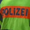 Die Polizei meldet eine Unfallflucht im Bereich des Kreisverkehrs an der B2 bei Mertingen.